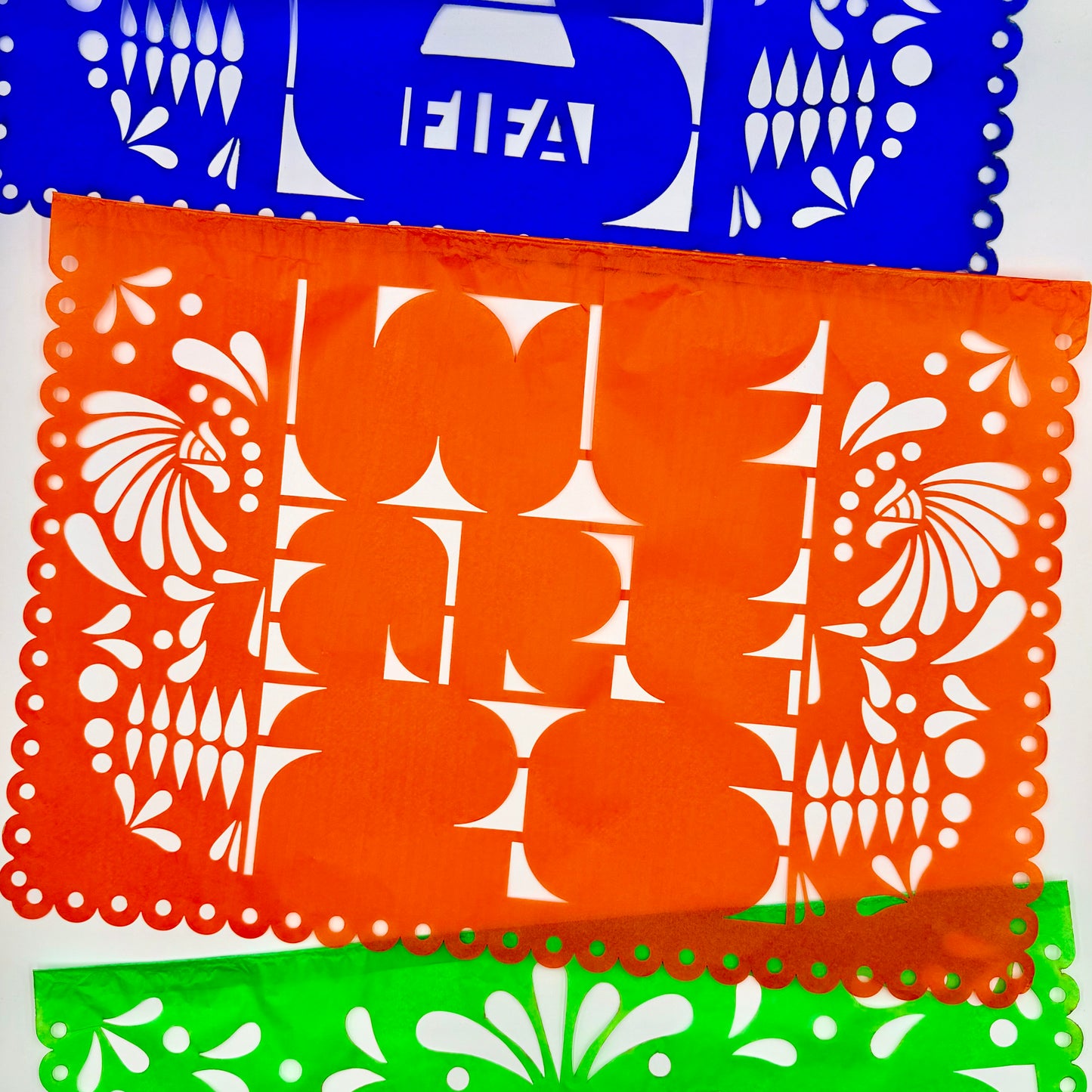 Guirnalda de papel picado We are 2026 (papel china) - 10 tiras de 5 metros (50 metros totales)